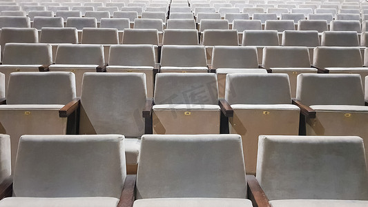 很多旧的米色软垫椅子在表演和电影的大厅里没有人。
