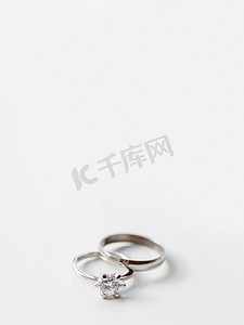 带钻石戒指摄影照片_带钻石的结婚戒指和订婚戒指。