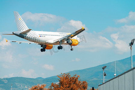 佛罗伦萨 — 2015年9月2日：伏林航空飞机降落在佩雷托拉