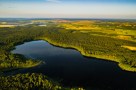 黎明时分，布拉斯拉夫湖国家公园森林中的 Bolta 湖的顶视图，白俄罗斯最美丽的地方。湖中的一个岛屿。白俄罗斯。