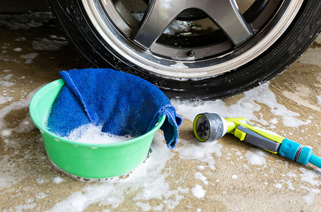 洗车布和泡泡来清洁汽车