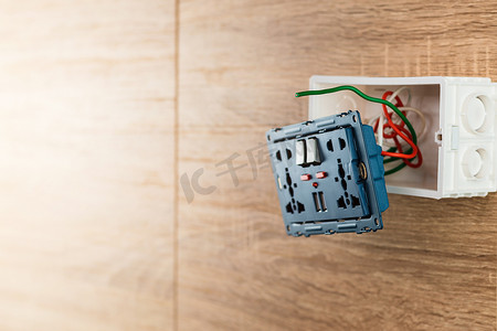 通用壁装插座交流电源插头，带 USB 端口，位于木墙上的塑料盒中。