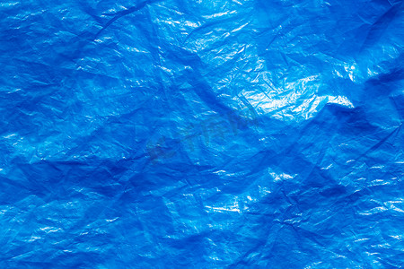 皱巴巴的蓝色塑料垃圾袋的纹理。