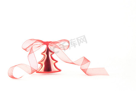 孤立的红色圣诞树摆设与 wh 上的红色透明硬纱丝带