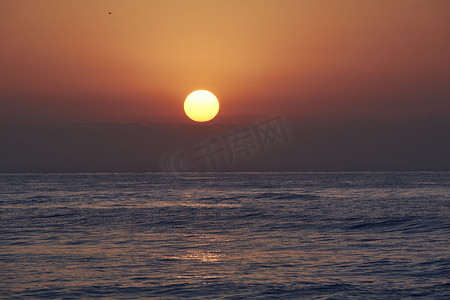 出现旅游摄影照片_日出在海洋，太阳出现