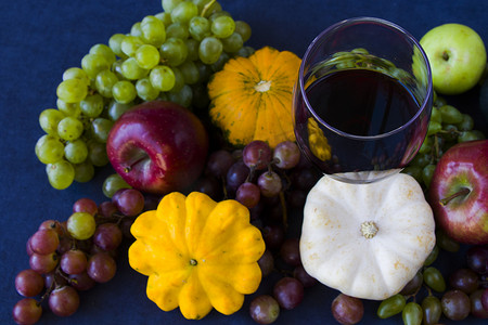 南瓜红酒摄影照片_满红酒杯和秋秋收获、南瓜、苹果和葡萄