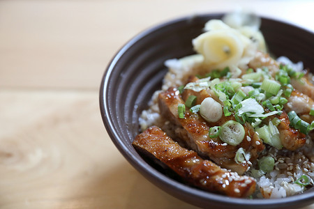 日本料理，木质背景的鸡肉照烧饭