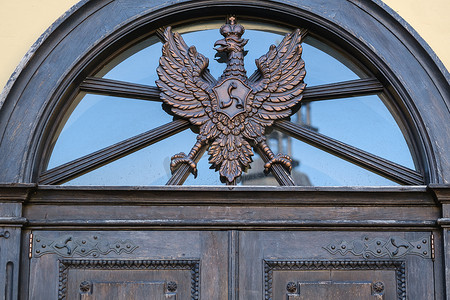 2021 年 7 月 8 日，白俄罗斯，涅斯维日。涅斯维日城堡门上的拉齐维尔家族徽章