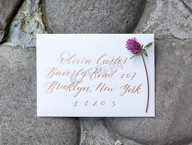 婚礼细节平铺在石头背景上。