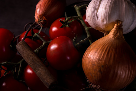 红色蔬菜海报摄影照片_用洋葱大蒜西红柿装饰厨房的旧篮子的海报