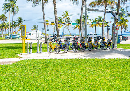 公共生活摄影照片_美国佛罗里达州劳德代尔堡 — 2019年9月20日：在佛罗里达州劳德代尔堡的公共售货亭出租自行车