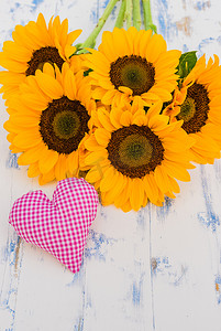 浪漫的一束花，粉红色的心和黄色的向日葵