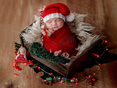 戴着圣诞帽的可爱新生婴儿