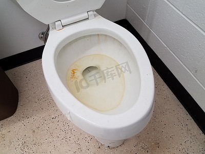 浴室或卫生间里肮脏的生锈白色厕所