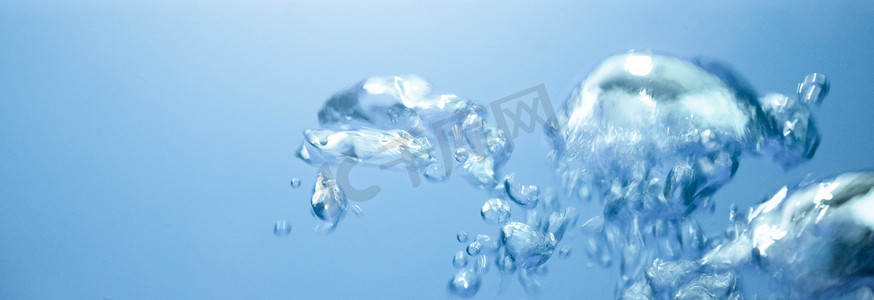圆的动物摄影照片_蓝色纯净水中的气泡上升到表面。