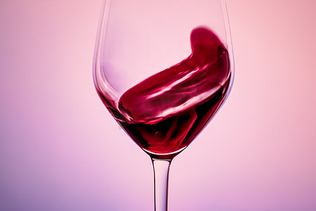 水晶玻璃中的优质红酒、酒精饮料和豪华开胃酒、酿酒和葡萄栽培产品