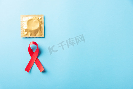 红色蝴蝶结丝带象征艾滋病毒、艾滋病癌症意识和避孕套