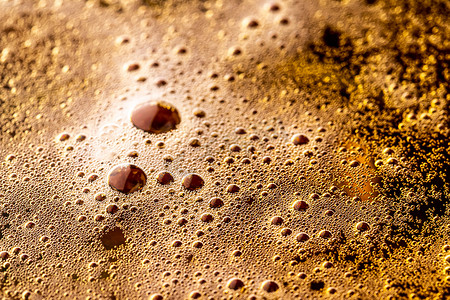 冷泡摄影照片_淡啤酒中气泡的质地。