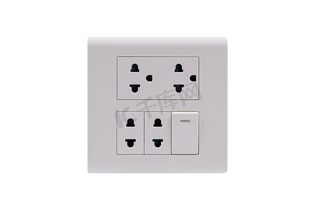 白色墙上插座交流电源插头插座，带有在白色背景上隔离的开关。