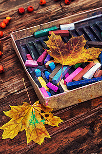 秋天花瓶摄影照片_铅笔和蜡笔