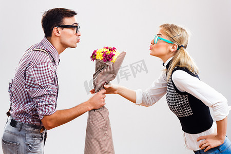 送花的男人摄影照片_书呆子男人给他的书呆子夫人送花