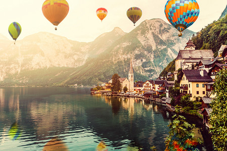 色彩缤纷的热气球飞越群山环抱的湖面。