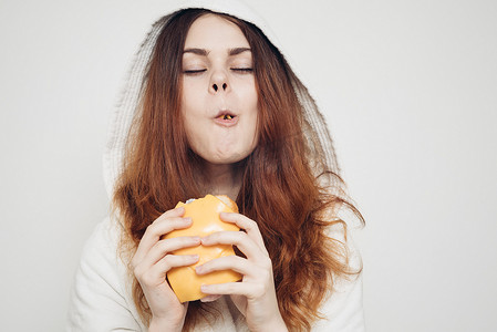 红发摄影照片_吃三明治小吃午餐的红发女人