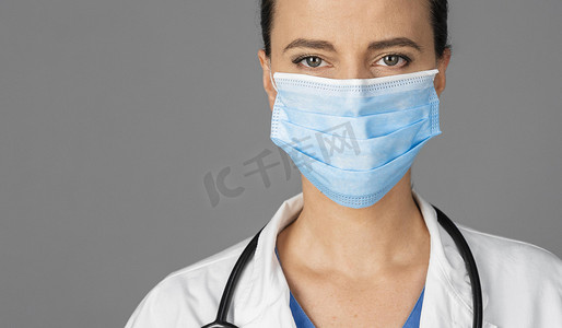 戴着口罩的女医生医院。