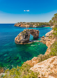西班牙地中海，自然地标埃斯蓬塔斯的美丽景色，马略卡岛的天然岩拱