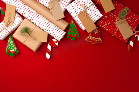 喜庆红色背景摄影照片_带包装纸、红色背景礼盒的圣诞准备概念
