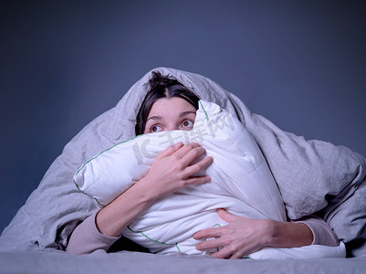 梦魇摄影照片_女人盖着毯子，担心失眠、压力大。
