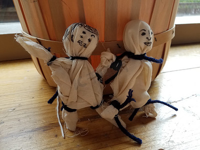 木桌上的两个填充布娃娃