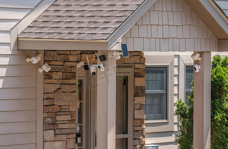 多个摄像头和传感器保护家庭前门