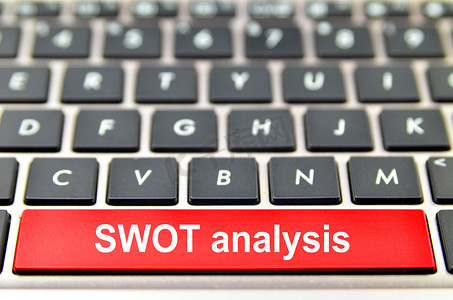 计算机空格键上的 SWOT 分析词