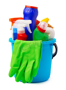 白色背景塑料桶中的液体洗涤剂和清洁用品