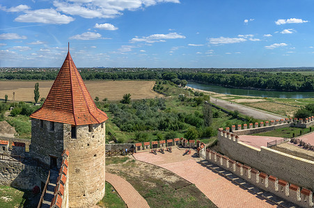 德涅斯特河沿岸摄影照片_摩尔多瓦 Bender 堡垒的堡垒墙和塔楼