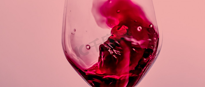 儿童天安门摄影照片_水晶玻璃中的红酒、酒精饮料和豪华开胃酒、酿酒和葡萄栽培产品