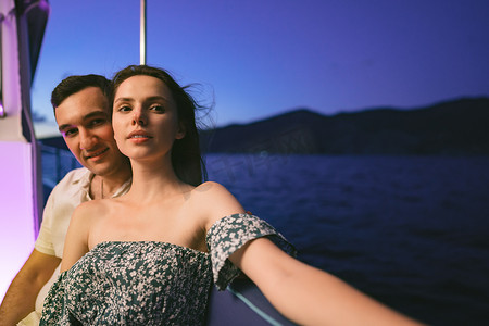 傍晚在游艇上幸福情侣的肖像