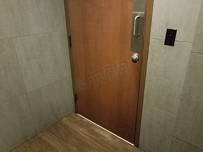 带灰色瓷砖的锁着的浴室或卫生间门