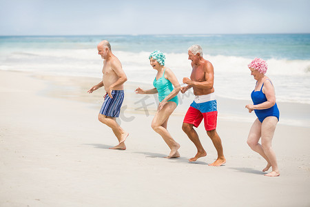 海滩跑步摄影照片_在海滩跑步的老年人