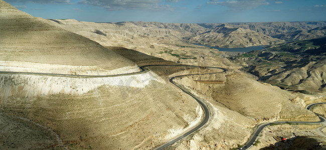 国王高速公路沿着约旦瓦迪穆吉布水库以北的道路上升的全景。