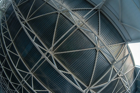 天花板图片摄影照片_带支撑梁结构框架和压型板的工业吊顶鱼眼镜头图片