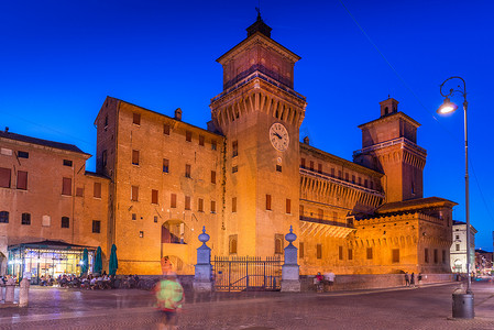 费拉拉 - 2017 年 7 月，意大利艾米利亚罗马涅：傍晚时分的埃斯滕斯城堡景观（Castello Estense 或 Castello di San Michele）
