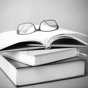 一组书和眼镜黑白色调风格