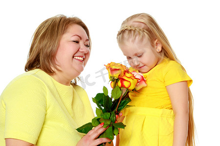 妈妈和小女儿加上模特的尺寸，带着花束