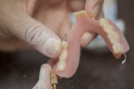 牙科技师在牙科实验室从事假牙修复工作