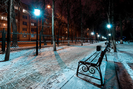 冬天有落雪的夜公园。