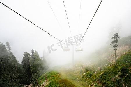 淡季雾天滑雪胜地的缆车