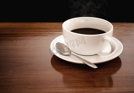一杯咖啡放在一张木桌上。