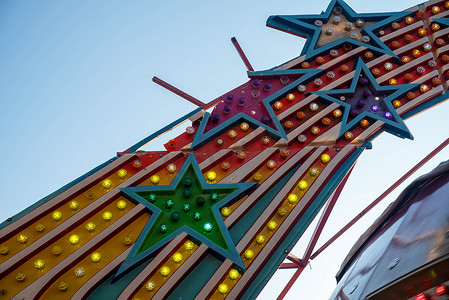 老式游乐园游乐设施上的碎星点亮彩色灯泡